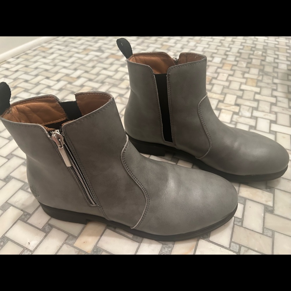 Xena EH Safety Work Boot like new. Worn once. Size 8.5. Steel toe vegan gray